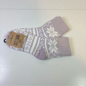 NWT Northeast Outfitters Cozy Cabin  Snowflake Aloe Infused Lavender Socks